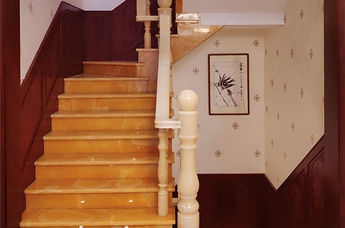 昌宁中式别墅室内汉白玉石楼梯的定制安装装饰效果